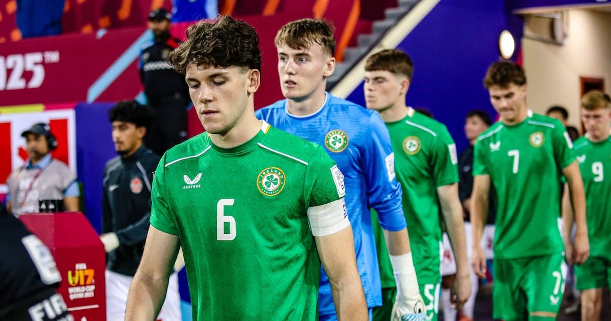 Joueurs de l'équipe d'Irlande entrant sur le terrain