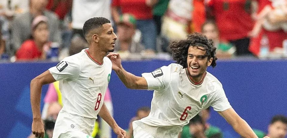 Deux joueurs marocains célébrant un but marqué