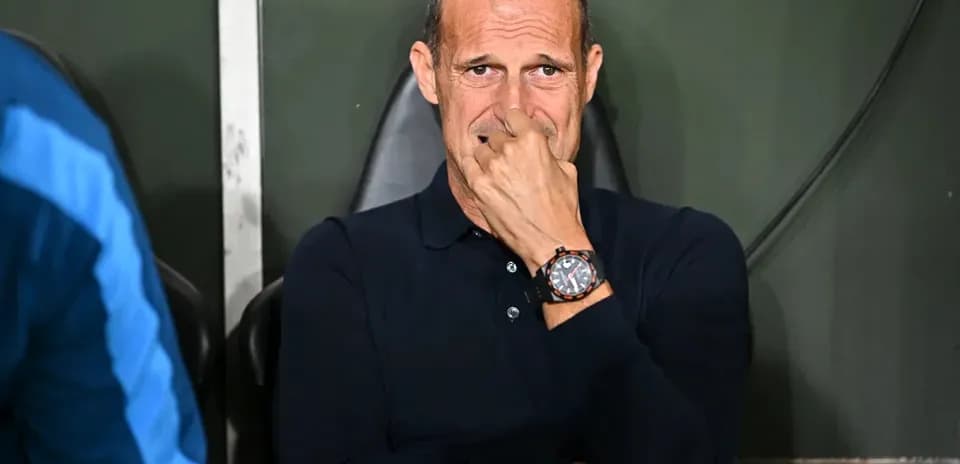 Entraîneur assis sur le banc, pensif pendant le match