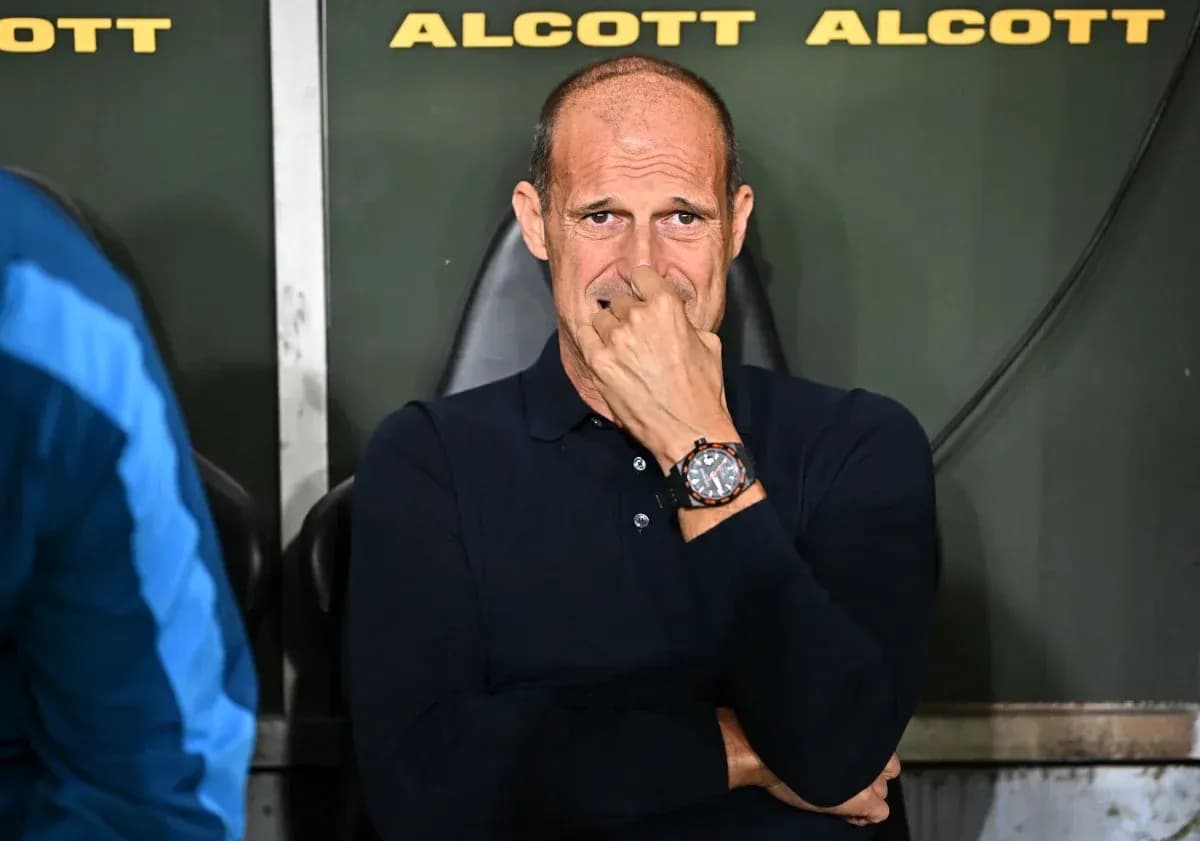 Entraîneur assis sur le banc, pensif pendant le match