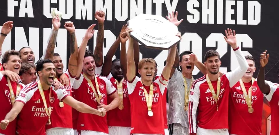 Équipe d'Arsenal célébrant la victoire avec le trophée