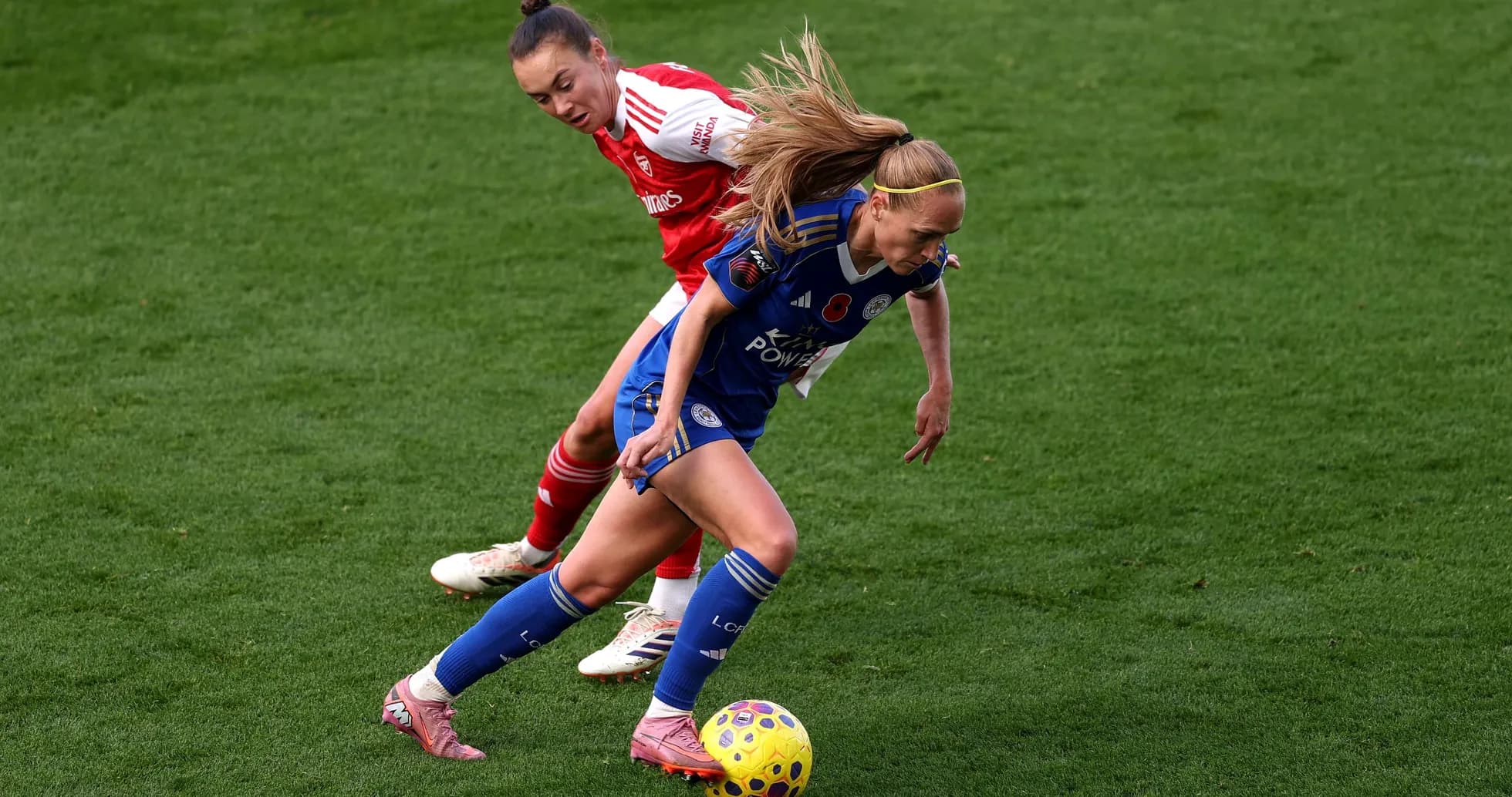 Deux joueuses de football en action