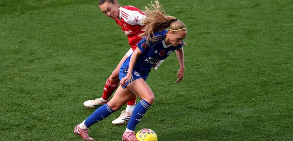 Deux joueuses de football en action