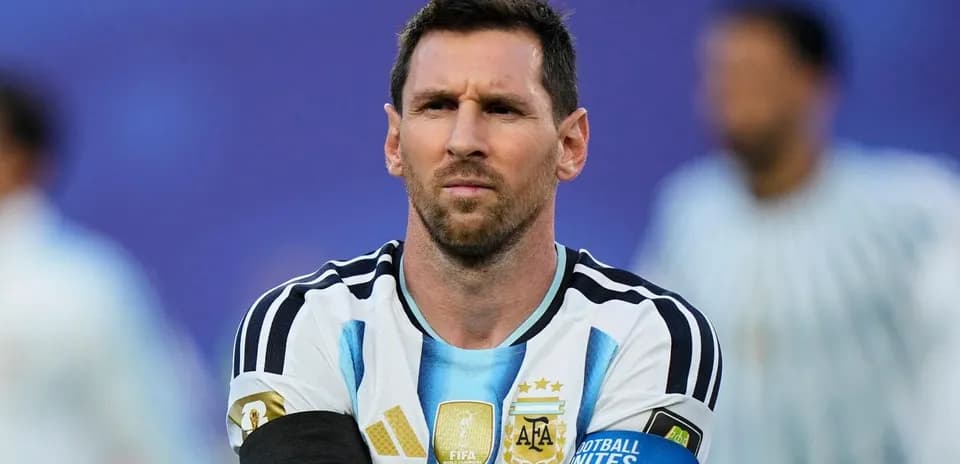 Joueur argentin en tenue de match avec brassard