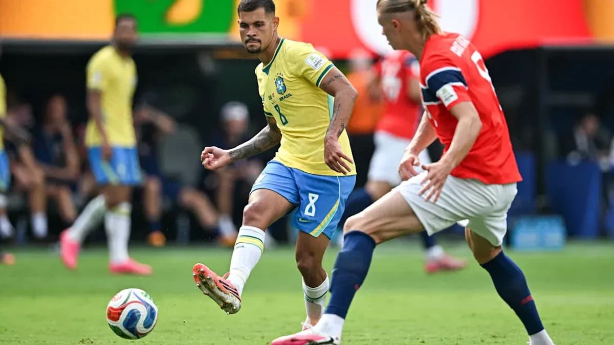 Joueur brésilien dribblant un adversaire norvégien