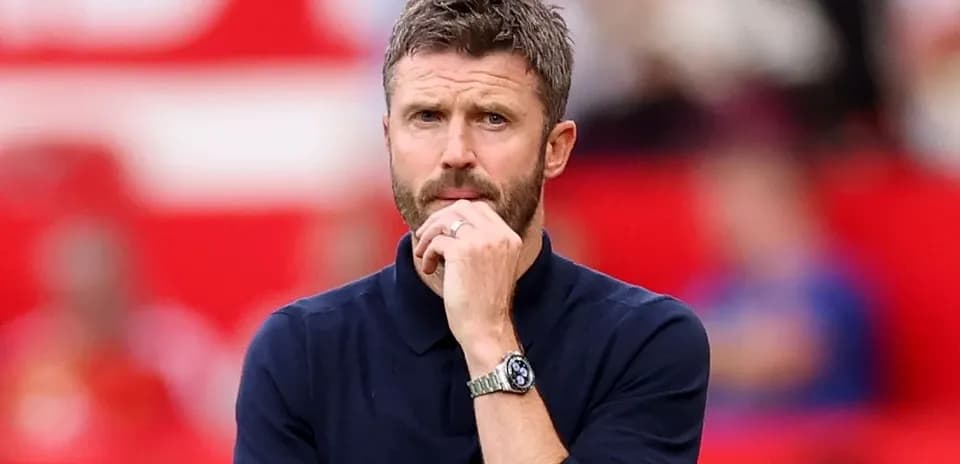 Entraîneur observant le match depuis la ligne de touche