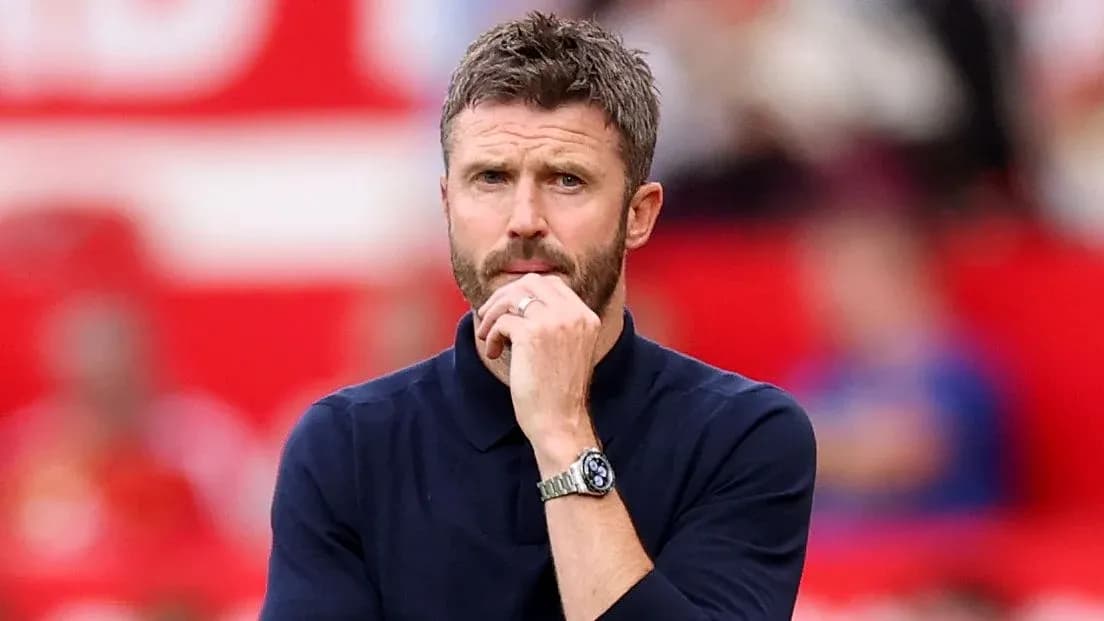 Entraîneur observant le match depuis la ligne de touche