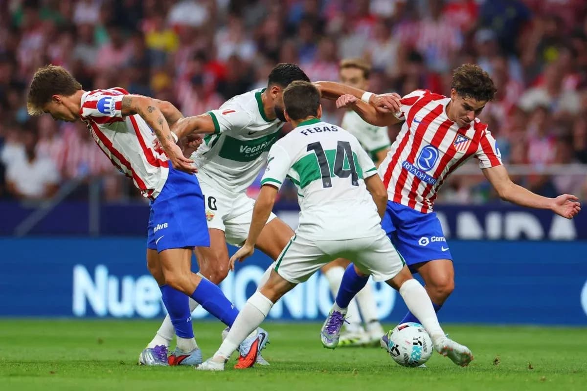 Quatre joueurs en action lors du match