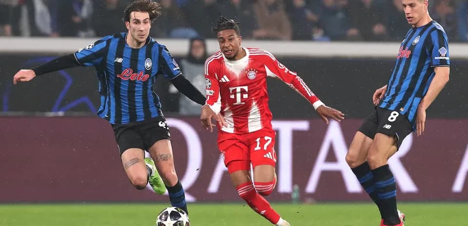 Un joueur d'Atalanta et un joueur de Bayern München en action