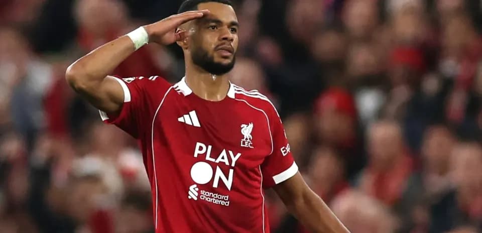 Joueur de Liverpool saluant après un but marqué