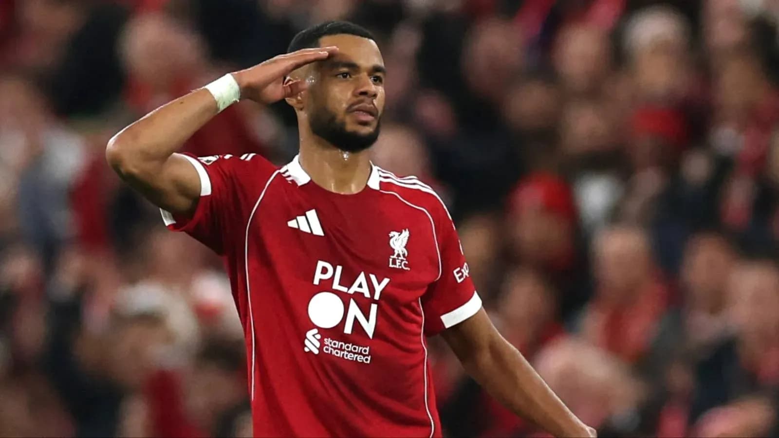 Joueur de Liverpool saluant après un but marqué