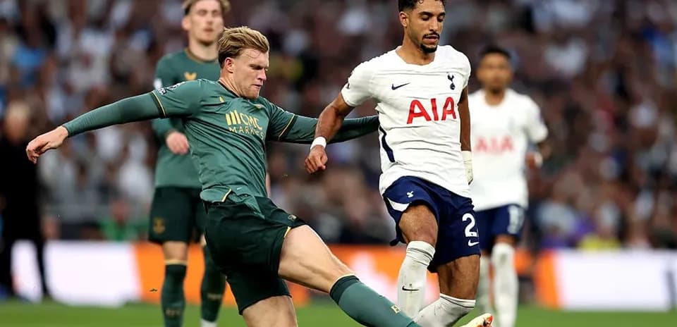 Un joueur de Tottenham dribble pendant un match
