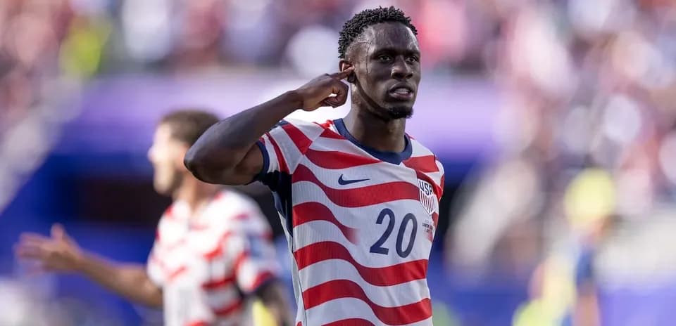 Joueur des États-Unis célébrant un but