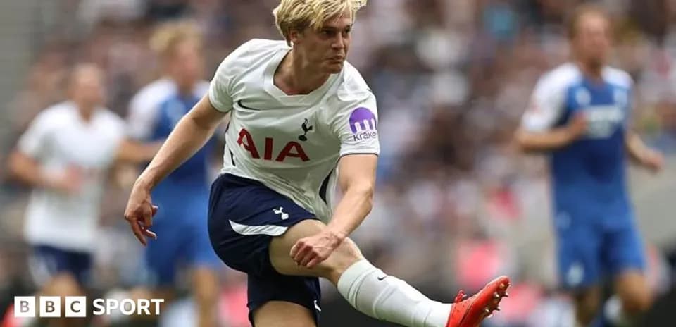 Joueur de Tottenham effectuant un tir lors du match