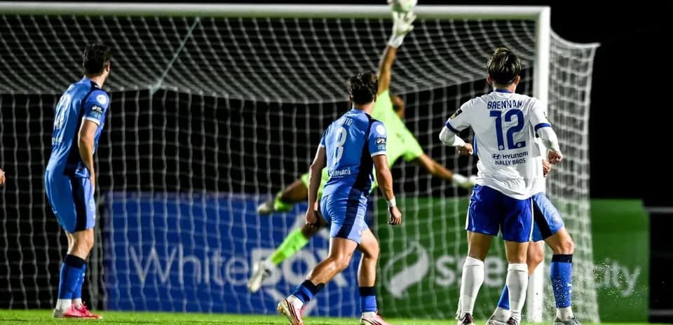 Gardien plongeant pour arrêter un tir au but