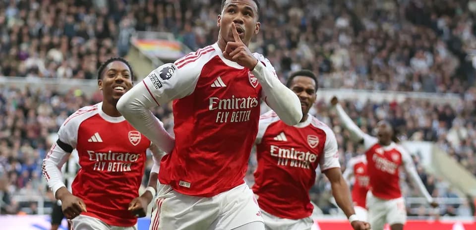Joueur d'Arsenal célébrant un but avec coéquipiers