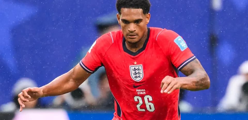 Joueur anglais courant avec le ballon lors d'un match