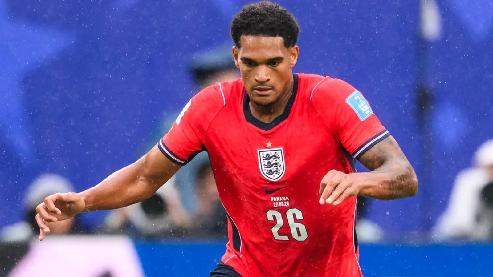 Joueur anglais courant avec le ballon lors d'un match