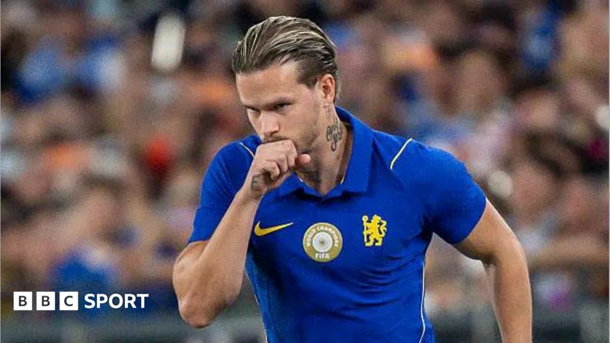 Joueur de Chelsea en tenue d'entraînement sur le terrain
