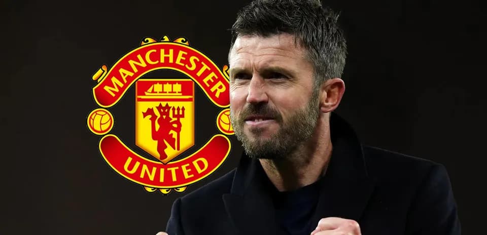 Entraîneur célébrant devant le logo de Manchester United