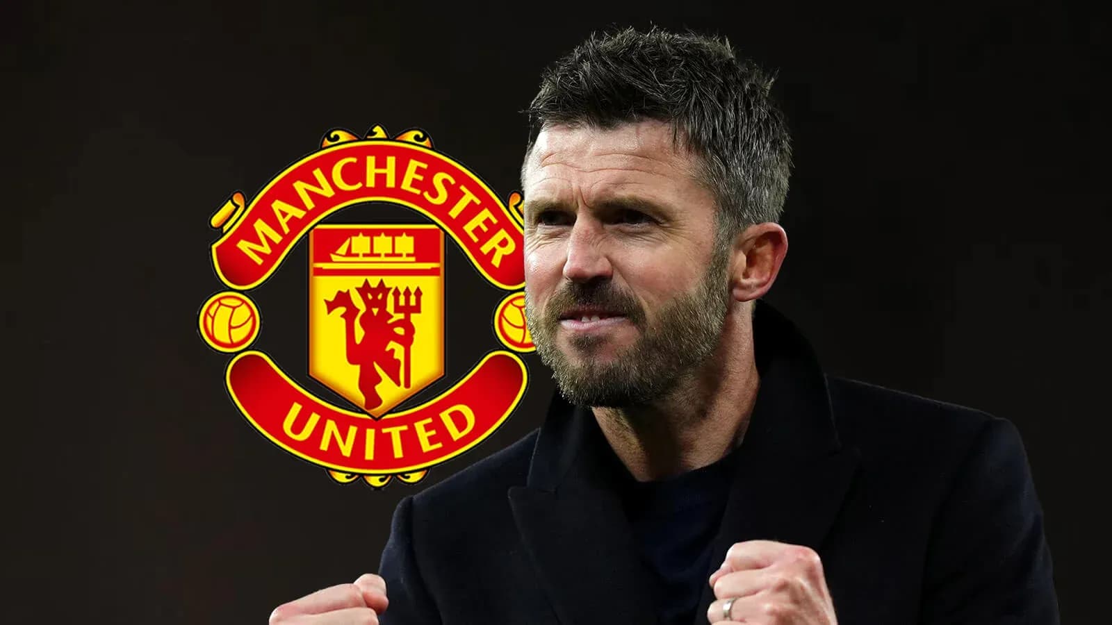 Entraîneur célébrant devant le logo de Manchester United