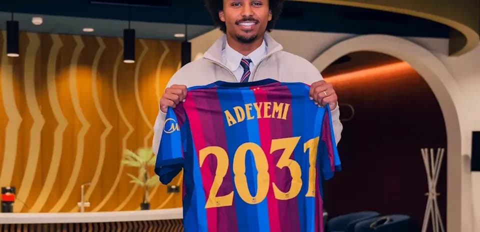 Joueur tenant un maillot du FC Barcelone avec 'ADEYEMI 2031'
