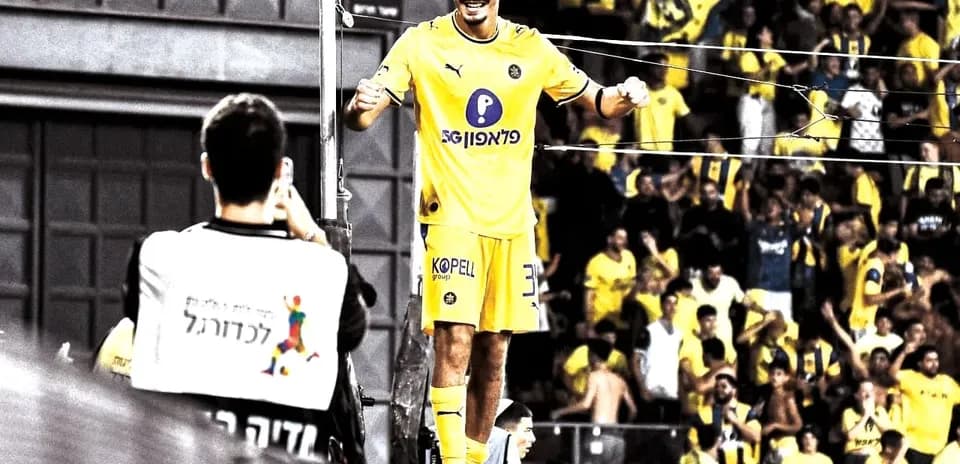 Joueur célébrant avec les fans de Maccabi Tel Aviv