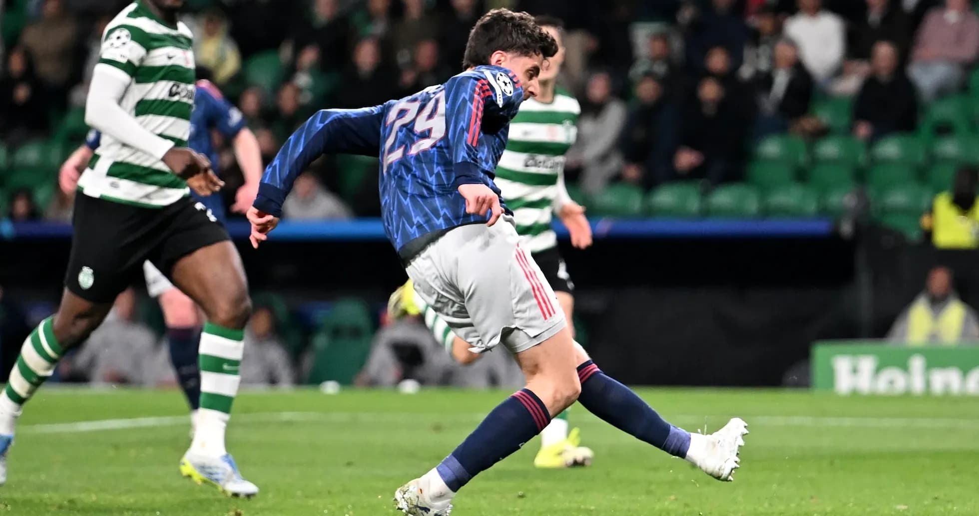 Un joueur d'Arsenal tirant au but contre Sporting CP