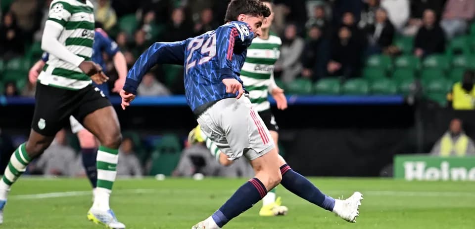 Un joueur d'Arsenal tirant au but contre Sporting CP