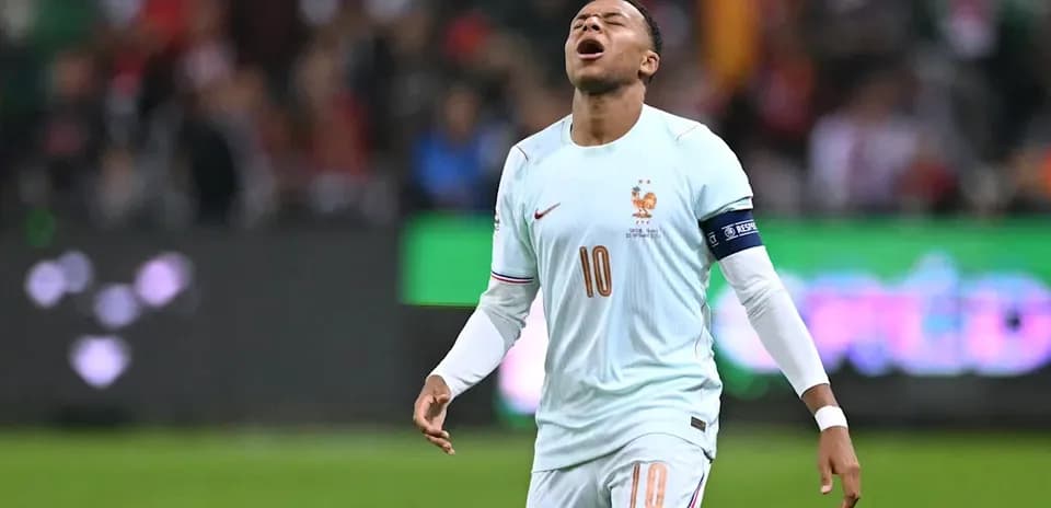 Joueur français en maillot clair sur le terrain