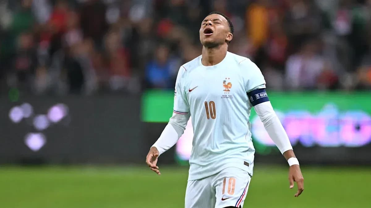 Joueur français en maillot clair sur le terrain