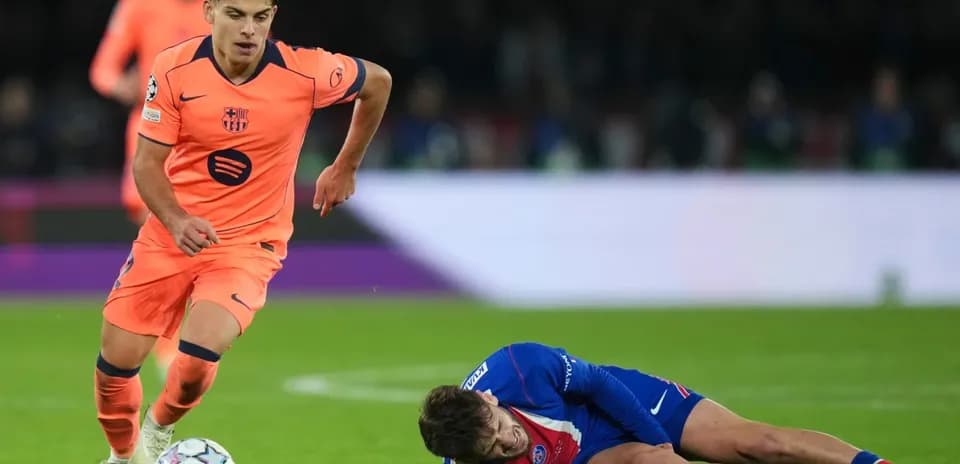 Joueur de Barcelone dribblant un adversaire au sol