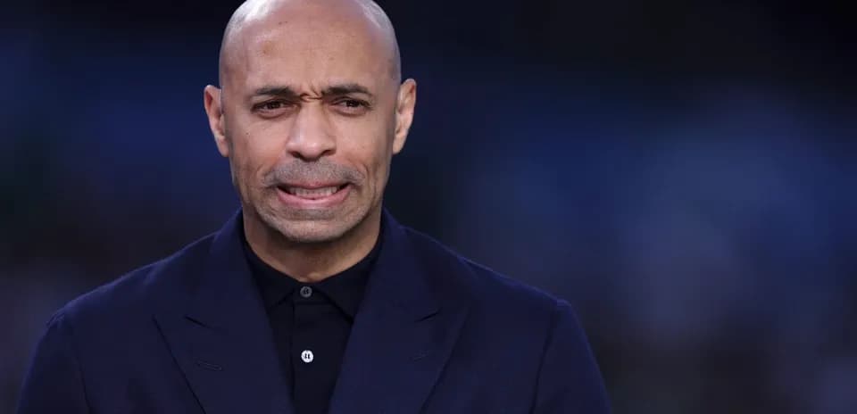 Person en costume noir lors d'un événement sportif