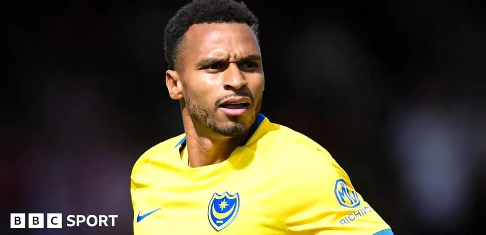 Joueur de Portsmouth portant un maillot jaune sur le terrain