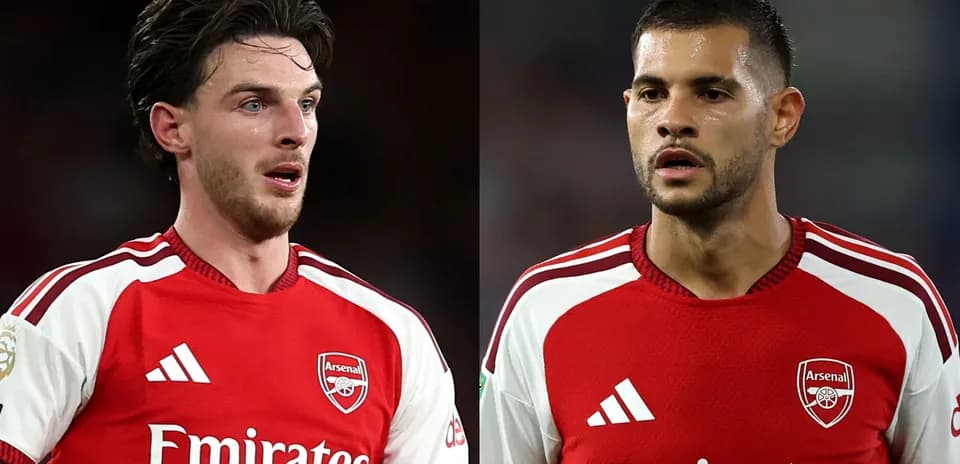 Deux joueurs d'Arsenal en maillot rouge sur le terrain