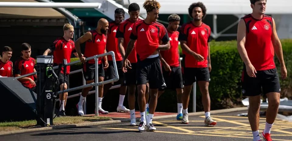 Joueurs de Manchester United entrant sur le terrain d'entraînement