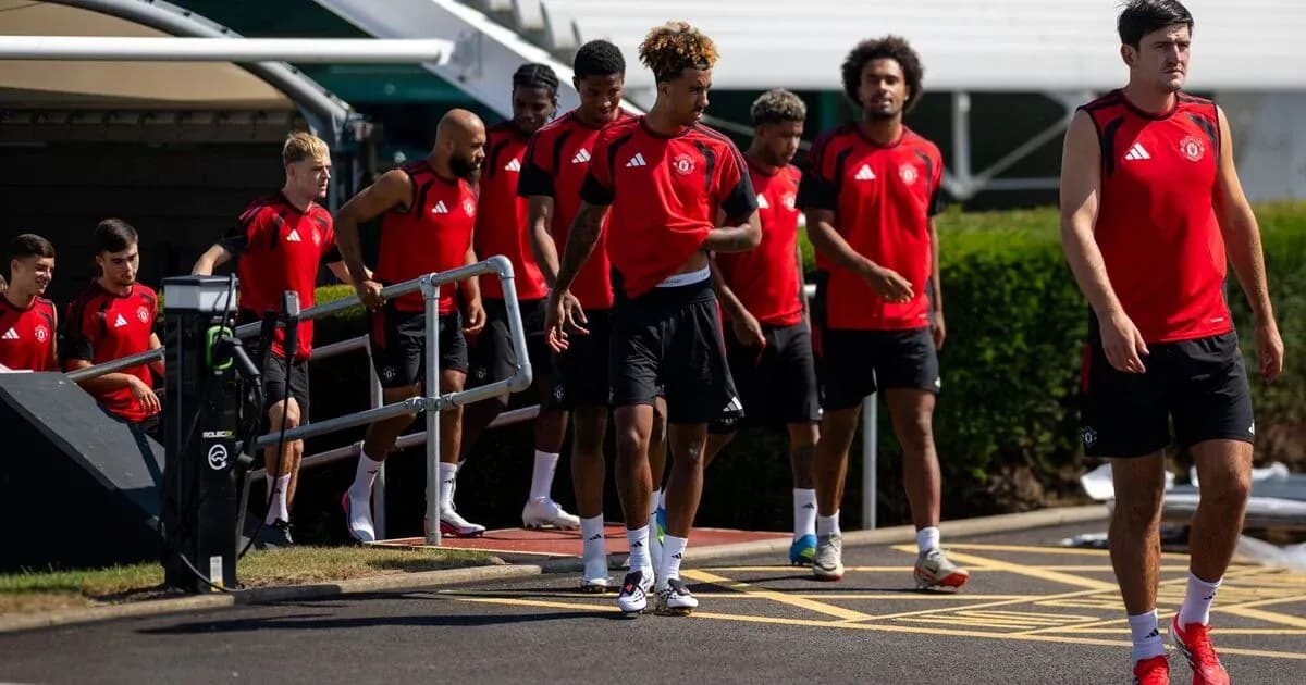 Joueurs de Manchester United entrant sur le terrain d'entraînement