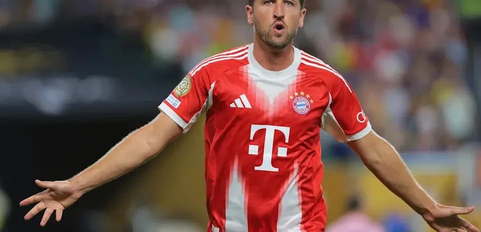 Joueur célébrant un but avec le maillot du Bayern Munich