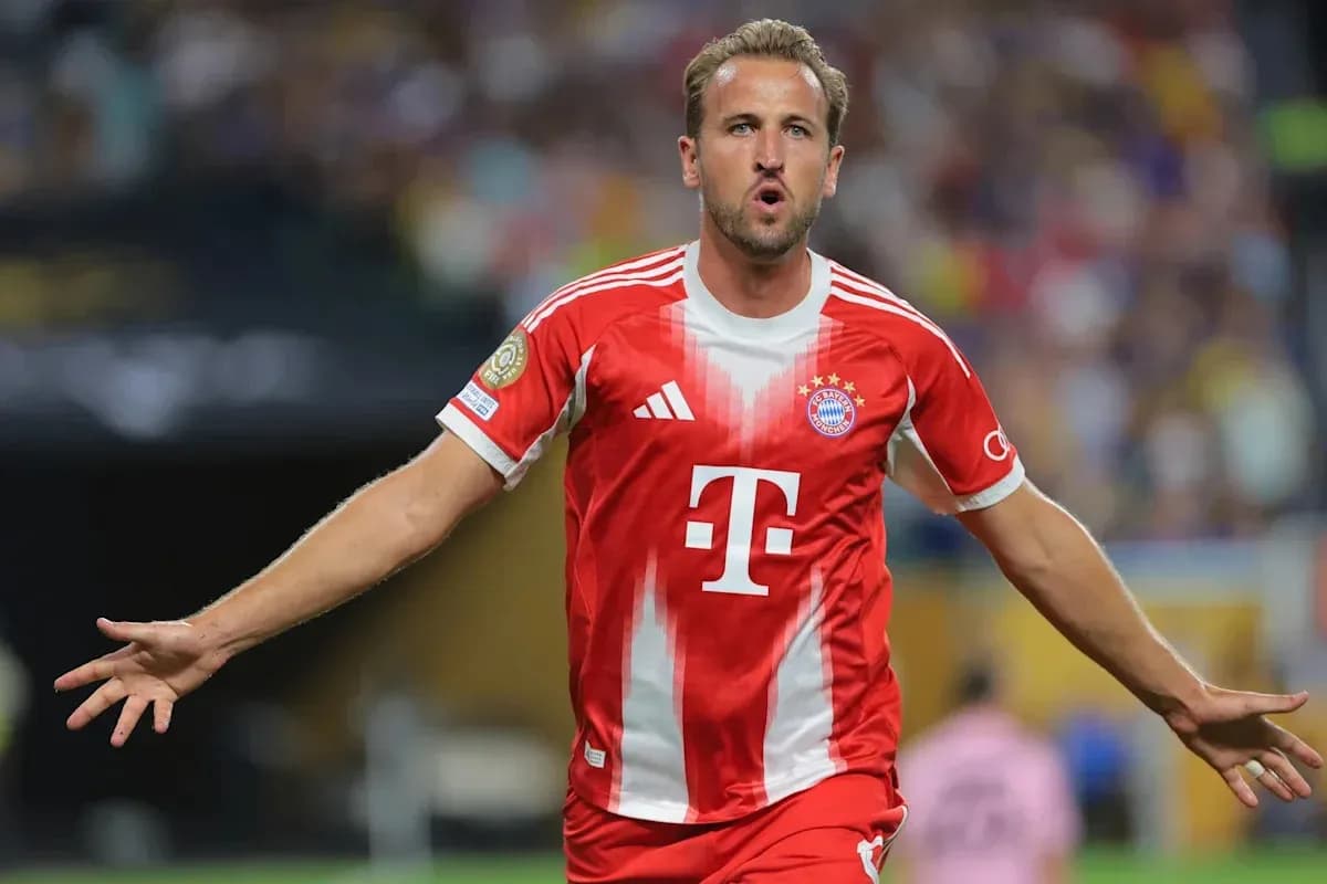 Joueur célébrant un but avec le maillot du Bayern Munich