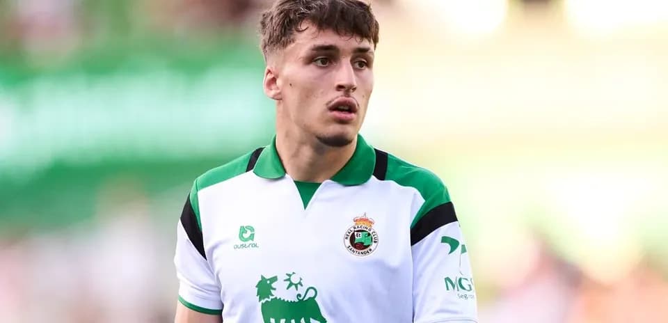 Joueur de football portant le maillot de Racing Santander