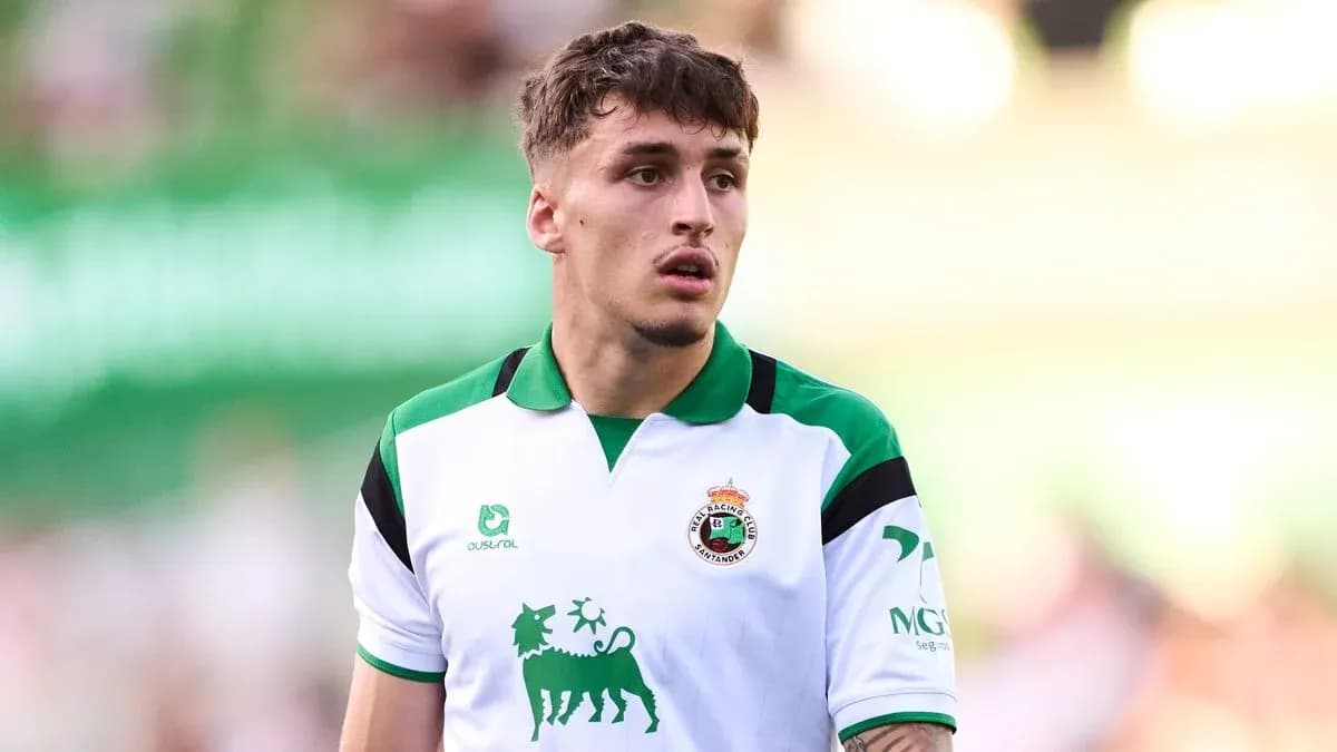 Joueur de football portant le maillot de Racing Santander