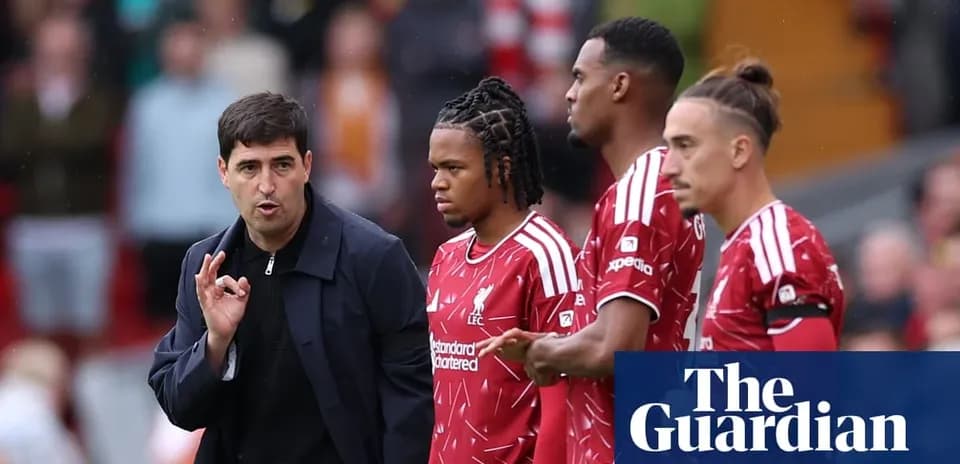 Entraîneur donnant des instructions à des joueurs de Liverpool
