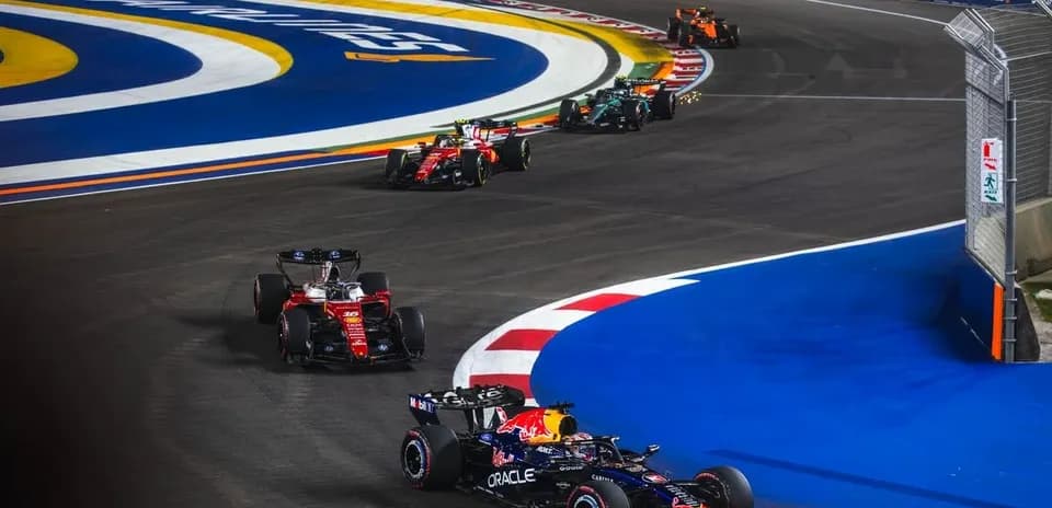 Voitures de F1 en course sur le circuit de Singapour