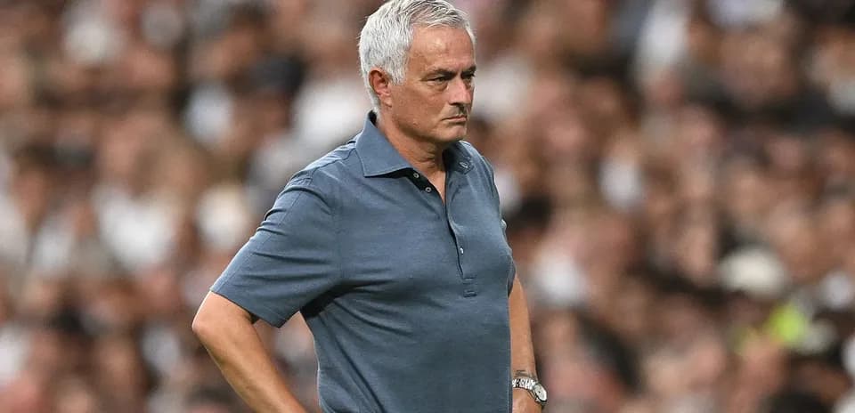 Entraîneur observant le match depuis la touche