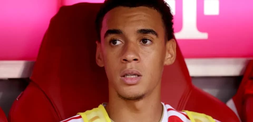 Joueur assis sur le banc de touche pendant le match