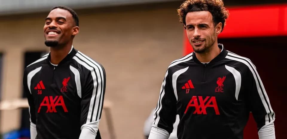 Deux joueurs de Liverpool entrant sur le terrain d'entraînement