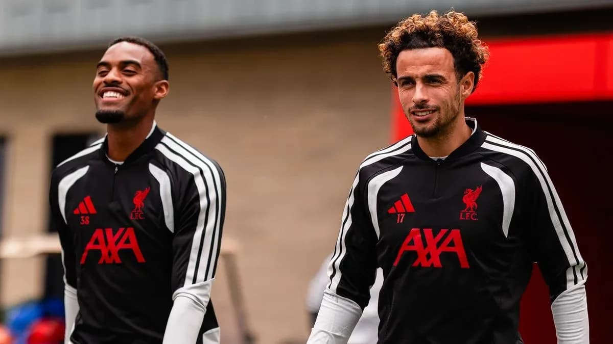 Deux joueurs de Liverpool entrant sur le terrain d'entraînement