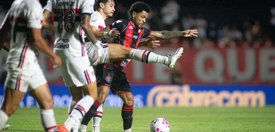 Joueurs en action lors du match Sao Paulo vs Vitoria