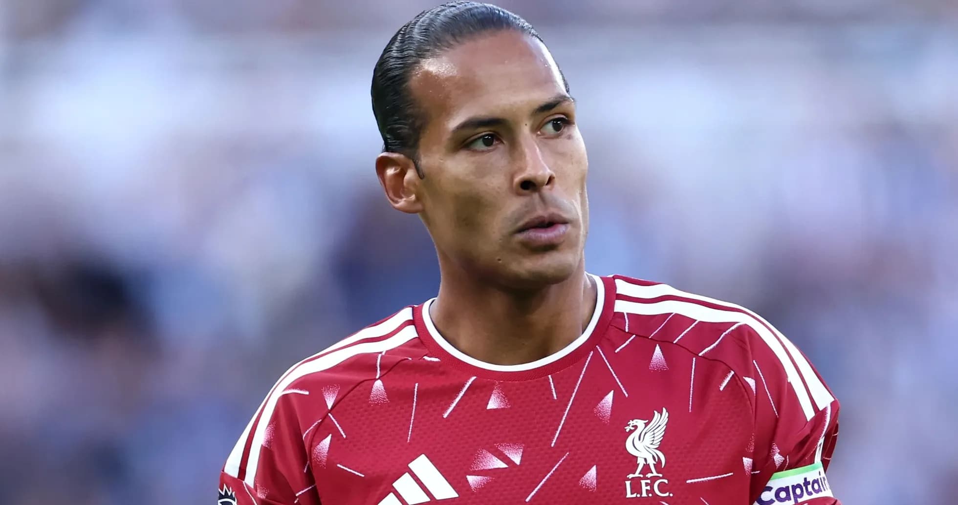 Joueur de Liverpool en maillot rouge sur le terrain