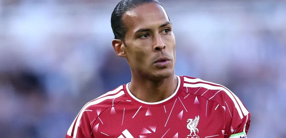Joueur de Liverpool en maillot rouge sur le terrain